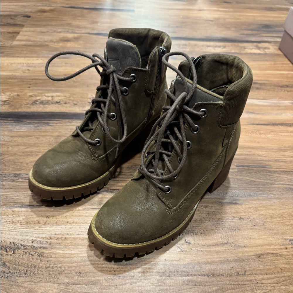 Crown Vintage Lace-Up Ankle Boots